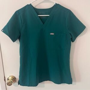 Figs Catarina One Pocket Scrub Top in Hunter Green Size Small